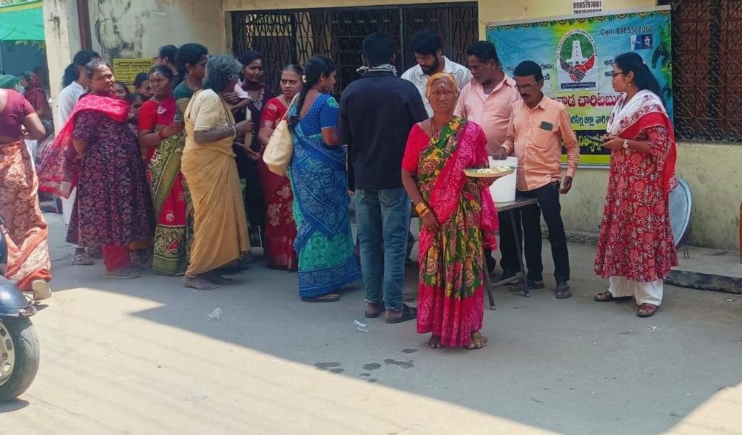 రాజన్న ఆలయం వద్ద 150 మంది అన్నార్తులకు భక్తులకు స్వీట్లతో పాటు అన్నదాన కార్యక్రమం  దాతల సహకారంతో 1803 రోజులుగా అన్నార్తులకు అన్నదానం